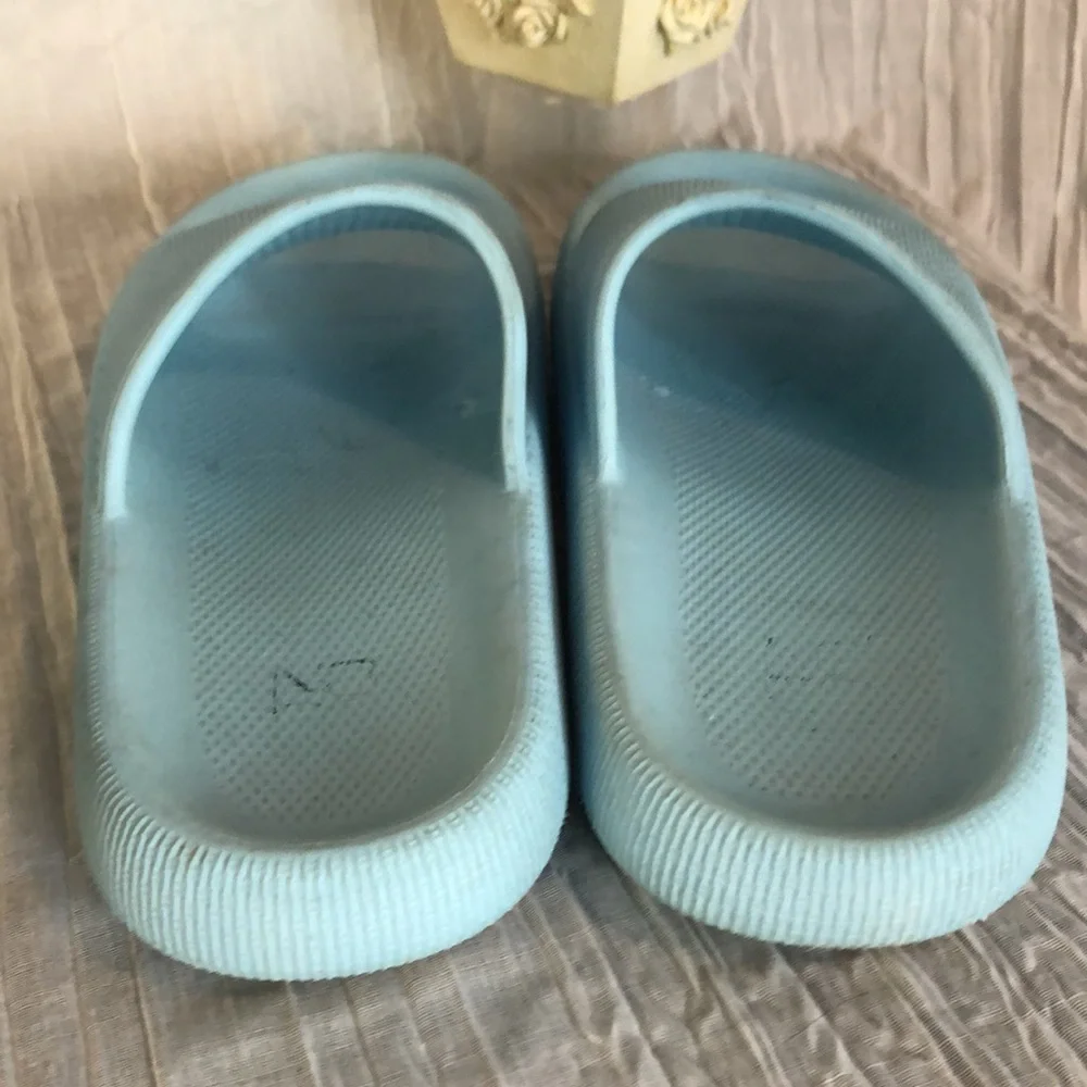 CLOUD SLIDES light blue size 6 water shoes sandals casual summer shoes